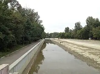 Большой Алматинский канал на территории рощи Баума в Алматы осенью 2015 года