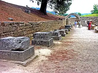 Остатки 16 колонн с бронзовыми статуями в честь Зевса