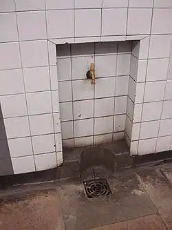 Кран на платформе линии «Виктория»