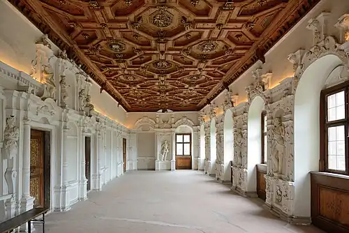 Большой зал с портретами владельцев замка