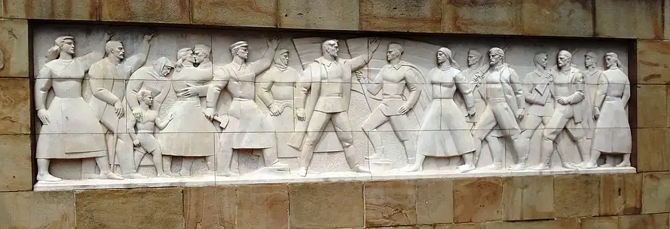 Правая сторона рельефа у входа на кладбище — сцены встречи освободителей