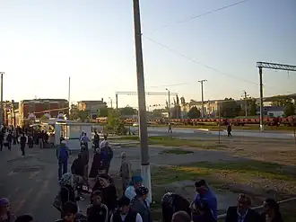 Станция Гудермес. Вид в восточном направлении. Вдали — «островное» здание вокзала дореволюционной постройки, находящееся в процессе реконструкции. 2011 год