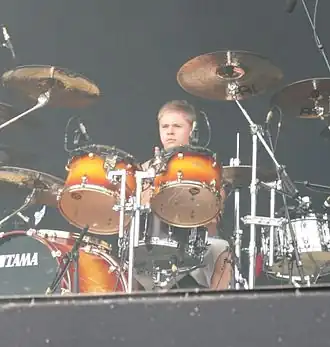 Густав за барабанами на одном из концертов Tokio Hotel
