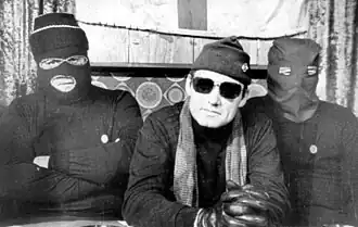 Гасти Спенс (в центре, в очках) и двое его соратников