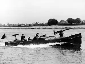 «Мими» в 1915 году. Видны орудие и пулемёт