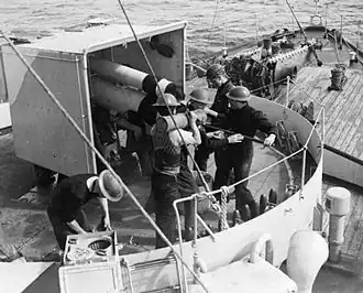 Экипаж «Вервэйна» в бою у 4-дюймовой пушки (июль 1942)