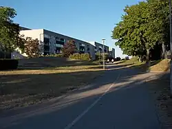 Велосипедные и пешеходные дорожки проложены по всему району