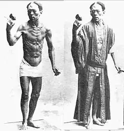 Скульптура Хананумы Масакити и он сам (справа на снимке)