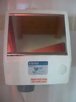 Сушилка для рук, включаемая нажатием кнопки