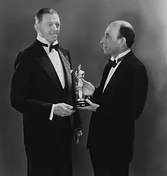 Вильям Демилль вручает «Оскар» Хансу Крелы (слева)