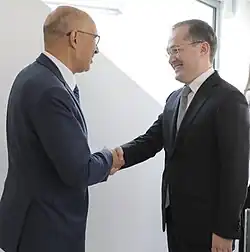 Комил Алламжонов вместе с представителем ОБСЕ по свободе СМИ Арлемом Дезиром