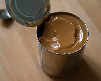 Варёная сгущёнка в жестяной банке.