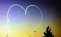 Группа Red Arrows выполняет фигуру «Пронзённое сердце»