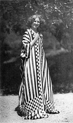 Эмилия Флёге в реформенном платье в «шашечку Хоффмана». Фотогравюра Генриха Бёлера. 1909