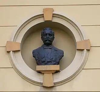 Бюст Германа Боле на Площади Республики в Загребе