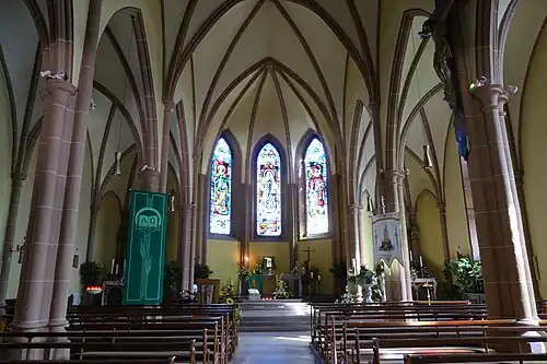 Интерьер, вид на алтарь