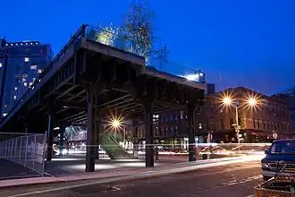 Парк Хай-Лайн, идущий параллельно улице