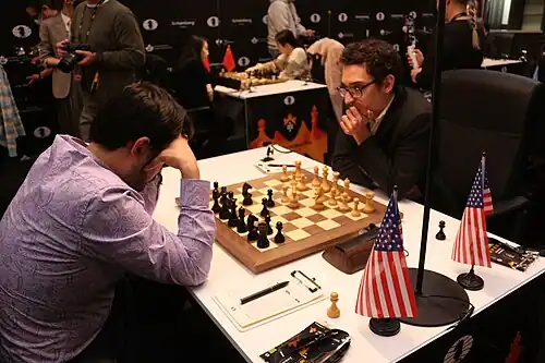 Фабиано Каруана (справа на фото) — Хикару Накамура (1 игровой день). На доске сицилианская защита