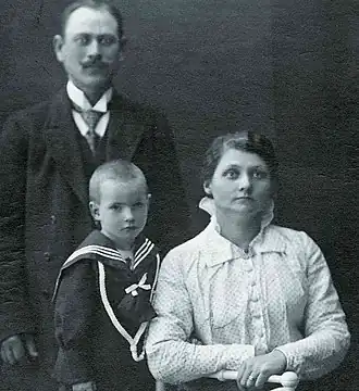 Хильда Нильссон с мужем и неизвестным мальчиком