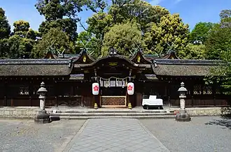 Хондэны святилища, окружённые кайро