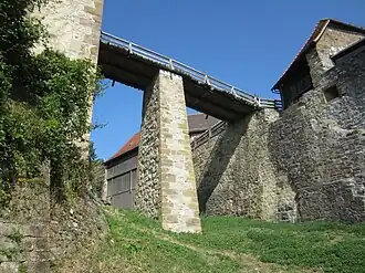 Мост, ведущий в замок из форбурга