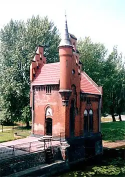 Помещение для разводного механизма у Высокого моста на улице Багратиона (современное фото).