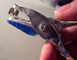 Ручной дырокол с синим бумагоприёмником