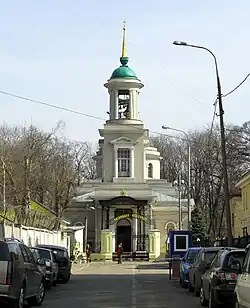 Вид в направлении Троицкой церкви и ворот кладбища