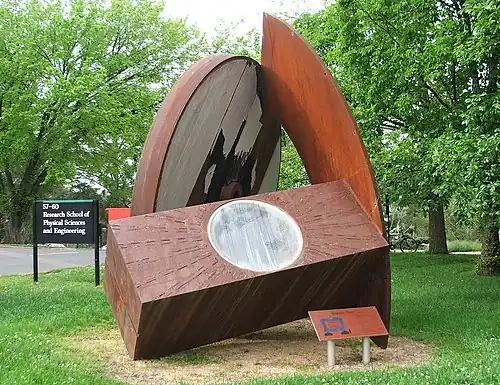 Памятник униполярному генератору, построенному для питания несостоявшегося австралийского 10 ГэВ ускорителя — смелого проекта Олифанта.