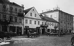 Не сохранившийся "Дворец бурмистра" (крайний справа) являвшийся резиденцией магистрата после разрушения ренессансной ратуши.