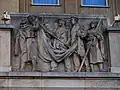 Один из барельефов на фасаде