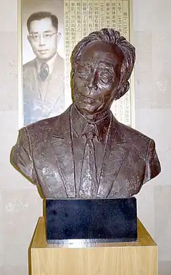 Бюст Ху Нина в Пекинском университете