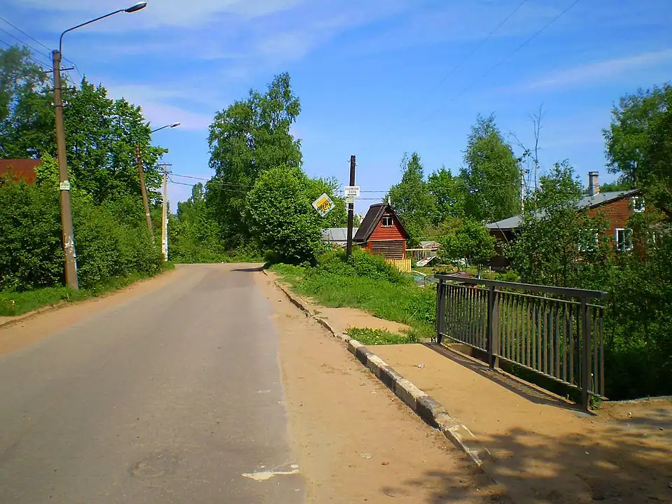 Въезд в микрорайон Хутор Ракси. 2010 год. Слева дом И. М. Ракси