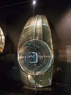 Гиперрадиантная линза Френеля[англ.] высотой 3,70м в музее маяков