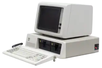 IBM PC с клавиатурой и монитором