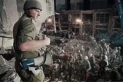 Представители Израиля осматривают последствия взрыва