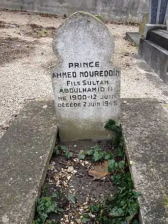 Могила шехзаде Ахмеда Нуреддина-эфенди на кладбище Бобиньи[тур.] (Париж)