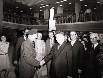 Кристеску (слева) и Николае Чаушеску. 27 мая 1971 года