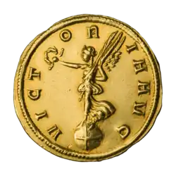 Кар (ок. 282–283 гг.). На сфере, в руках венок и пальмовая ветвь