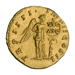 Луций Вер (ок. 163–164 гг.). Крепит щит к пальме