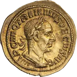 Аверс, легенда P CM Q TRAIANUS DECIVS AVG