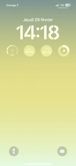 Скриншот главного экрана операционной системы iOS 17, запущенной на iPhone Xs и новее