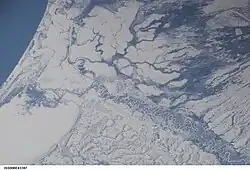 Вид на низовья Пороная с МКС весной 2003 года