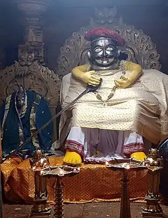 Идолы Самбхаджи I Колхапурского с рани Джиджабай