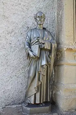 Статуя в портале церкви