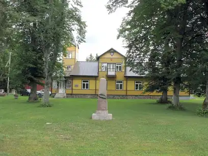 Советский памятник перед Домом Булла на братской могиле погибших моряков торпедных катеров, 2016 год. Демонтирован в 2023 году