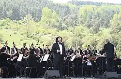 Азер Заде[азерб.] исполняет песню «Азербайджан» (азерб. Azərbaycan) Тофика Кулиева