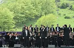 Юсиф Эйвазов и Азер Заде[азерб.] исполняют песню «Страна моя[азерб.]» (азерб. Ölkəm) Асефа Зейналлы