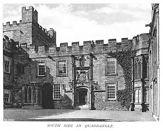 Двор замка на фотографии 1907 года