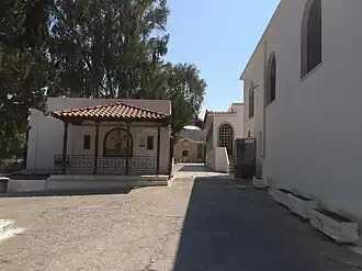 Перед входом в монастырь Святой Троицы